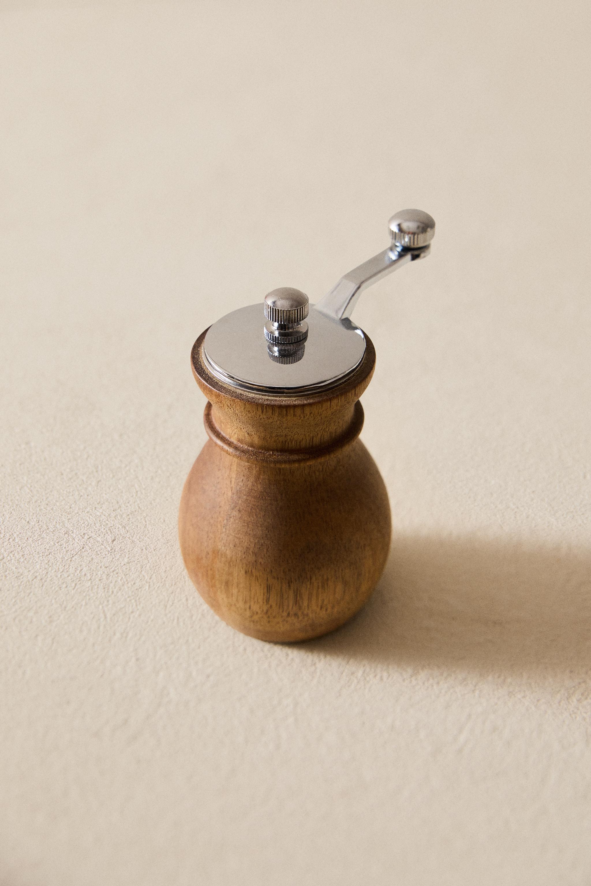 WOODEN PEPPER GRINDER WITH STEEL LID
